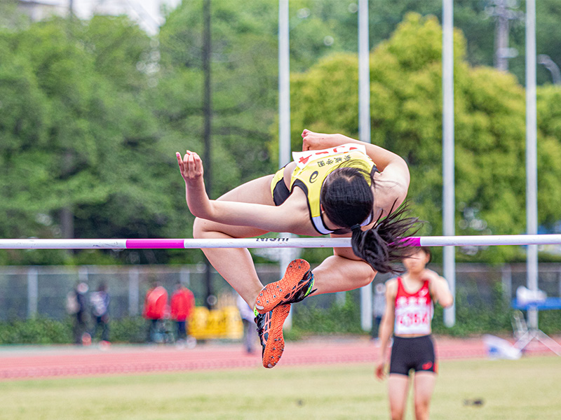 走り高跳びの競技の様子