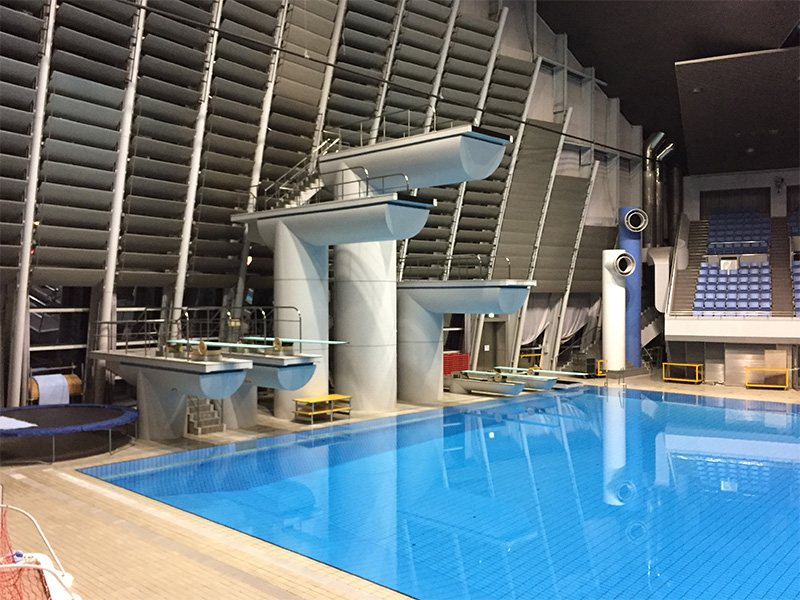 レインボープールの飛込台の写真