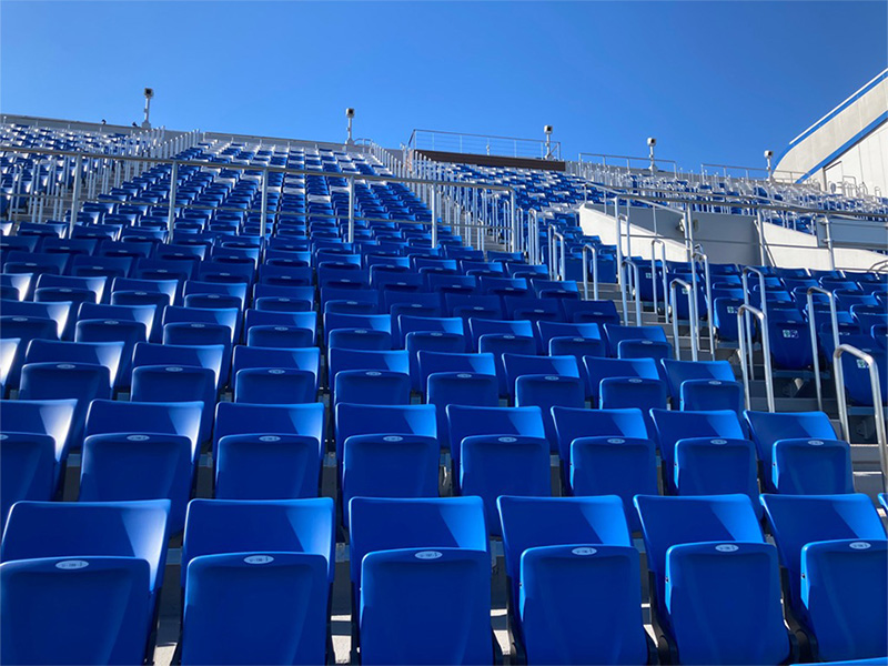 名古屋市港サッカー場の観客シートの写真