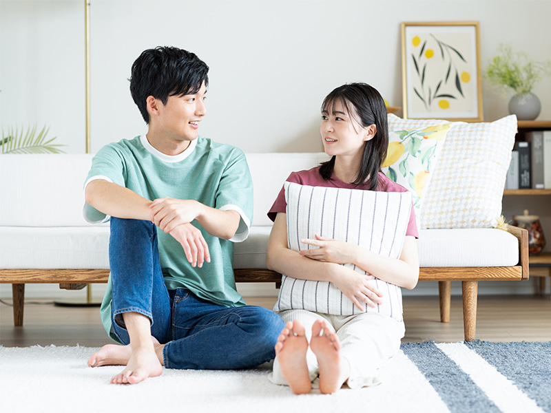 部屋で話をする男性と女性
