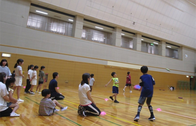 子供たちがドッチビーをする風景