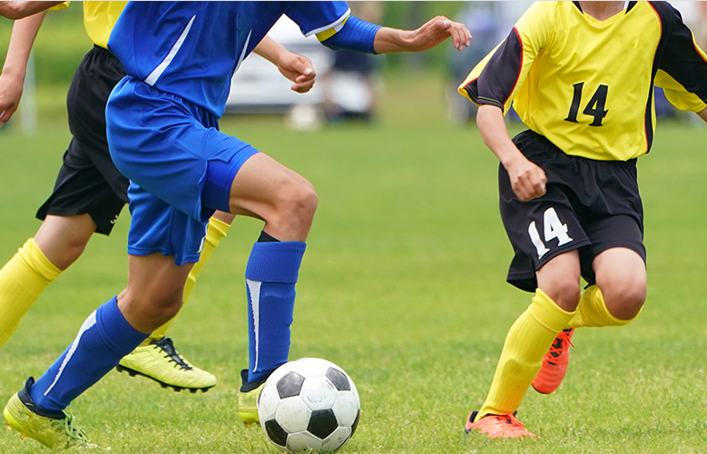 サッカーをする少年たちの写真