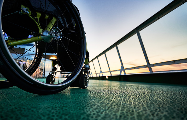 船のデッキで車いすに乗っている人の写真