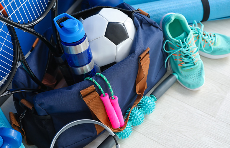 鞄とスポーツ用具の写真 