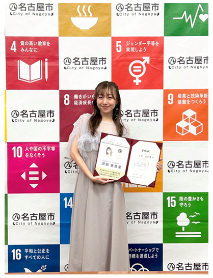 須田さんが委嘱状を持った様子