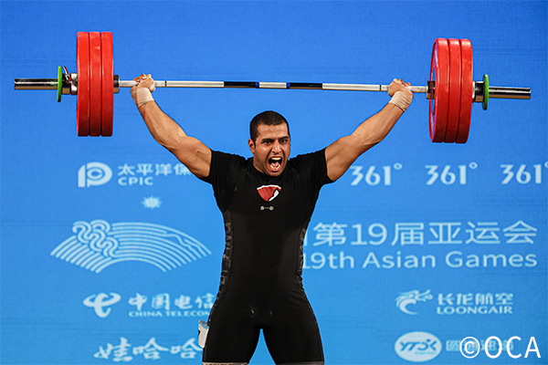 ウエイトリフティングの競技風景