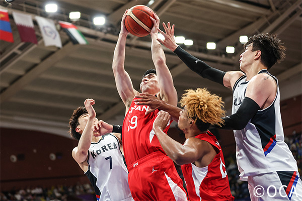 バスケットボールの競技風景