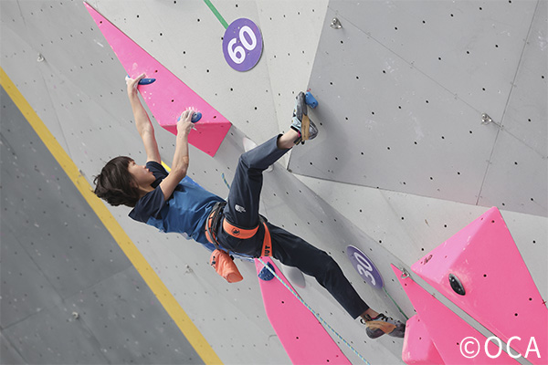 スポーツクライミングの競技風景