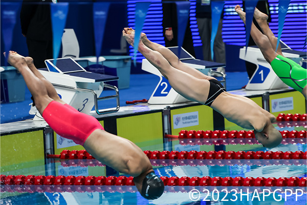 パラ水泳の競技風景