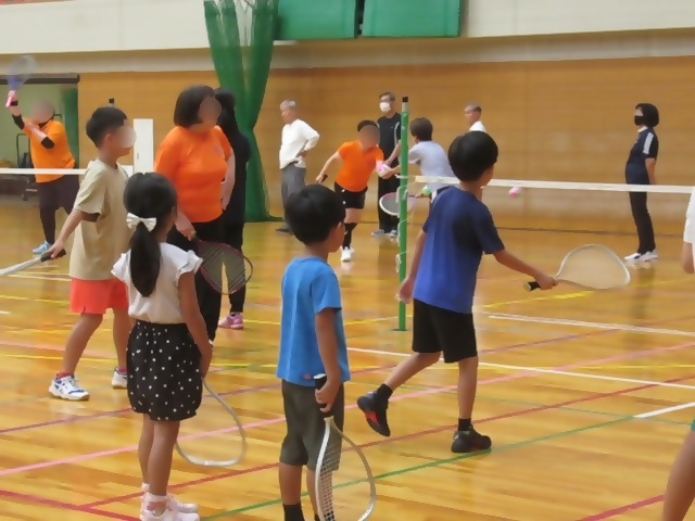 ミニテニスをしている様子