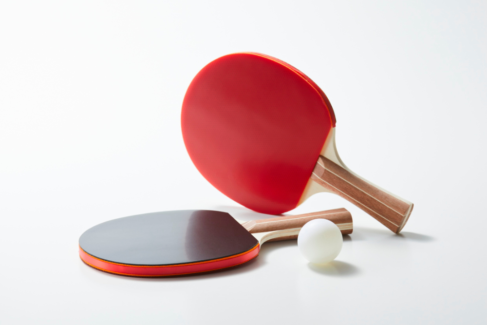 ２つの卓球ラケットとピンポン球