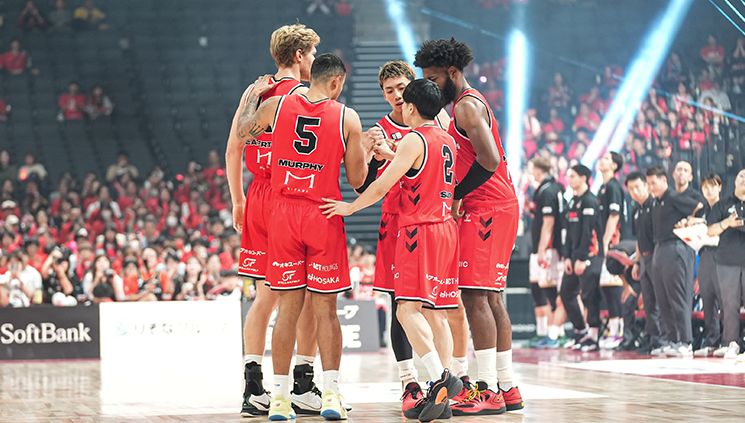 名古屋ダイヤモンドドルフィンズの出場選手が円陣する様子