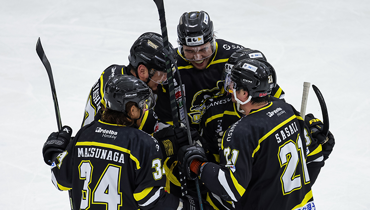 名古屋オルクスの選手が円陣をしている写真