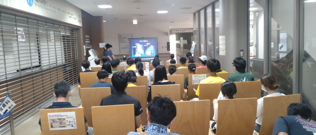 ジュニアアスリート及び指導者へ画面を見せながら講義をする様子