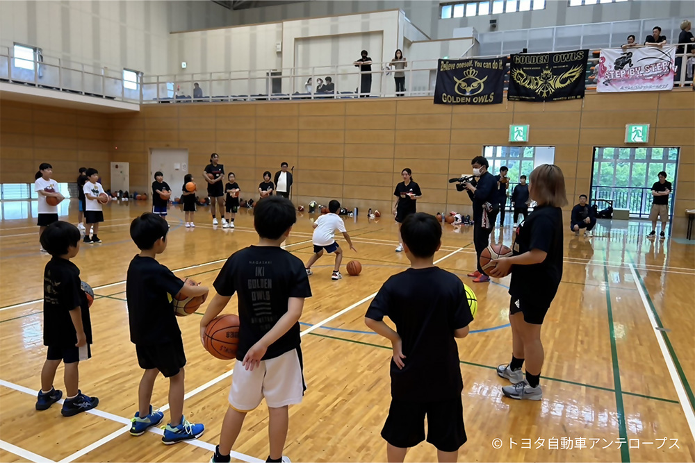 トヨタ自動車アンテロープスによる子供向けのバスケットボール教室の様子２