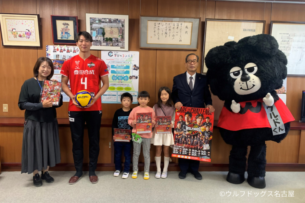 名古屋市の小学校（筒井小学校）での下敷き贈呈式の様子