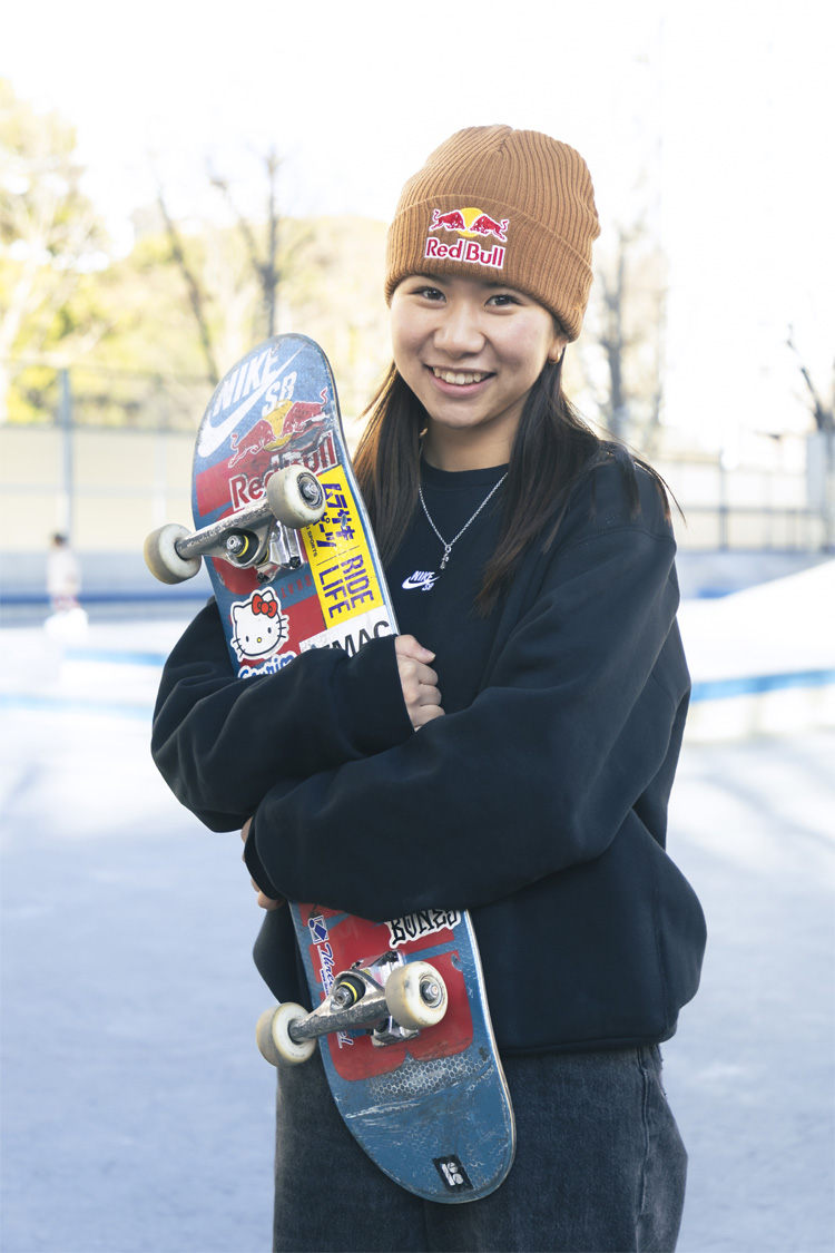 スケートボードを抱きかかえる写真