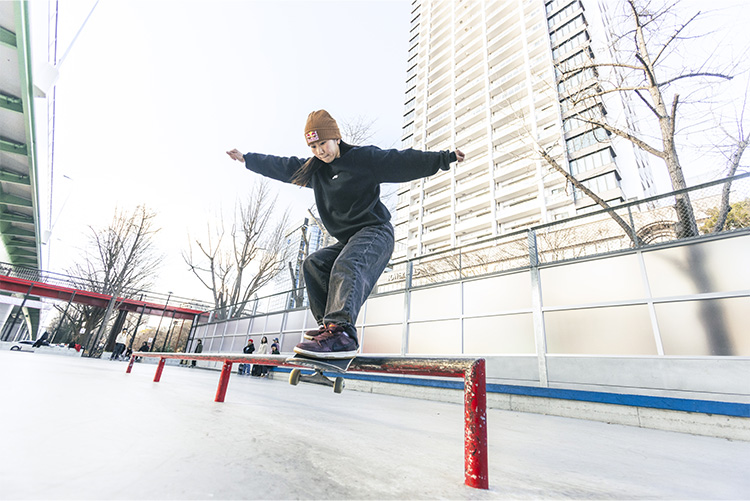 キックフリップフロントサイドフィーブルグラ インドをしている様子