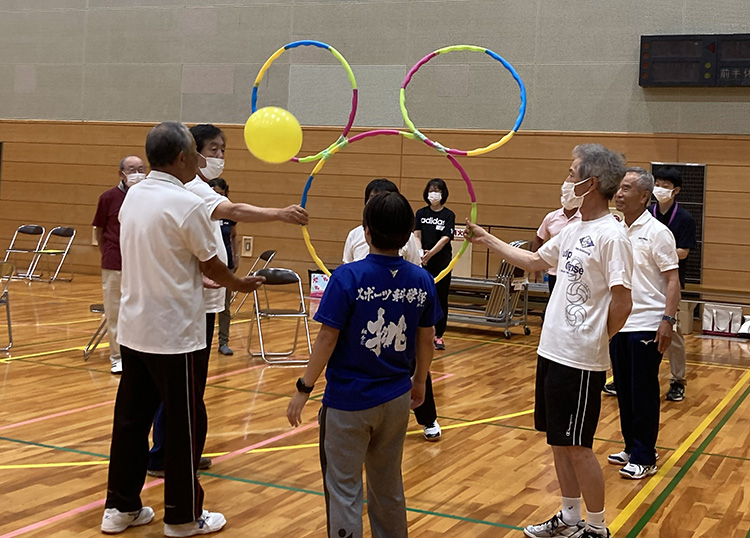 身近な材料で道具を手作りして新しい遊び方を考えている様子