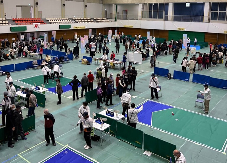 南区民まつりでボッチャをする様子