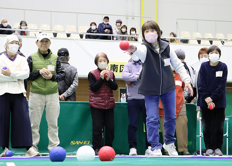 南区民まつりでボッチャのボールを投げる女性の写真