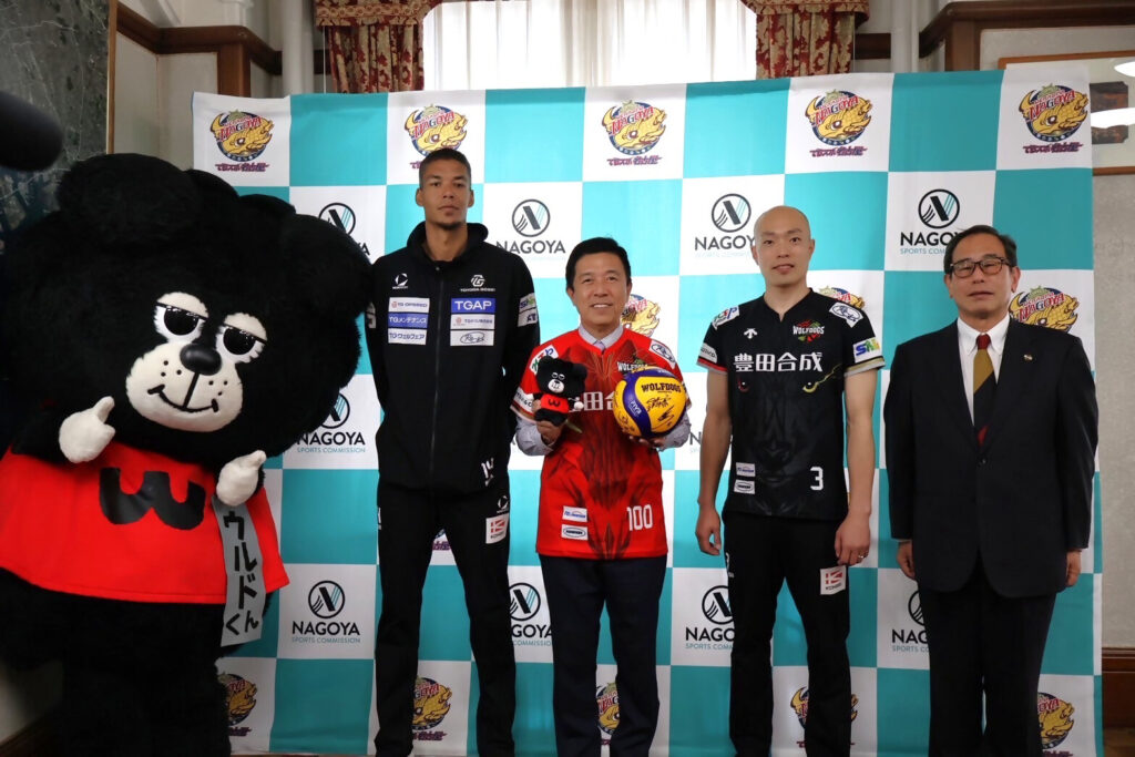 ウルフドッグズ名古屋が名古屋市役所を訪れ、広沢市長を表敬訪問の様子