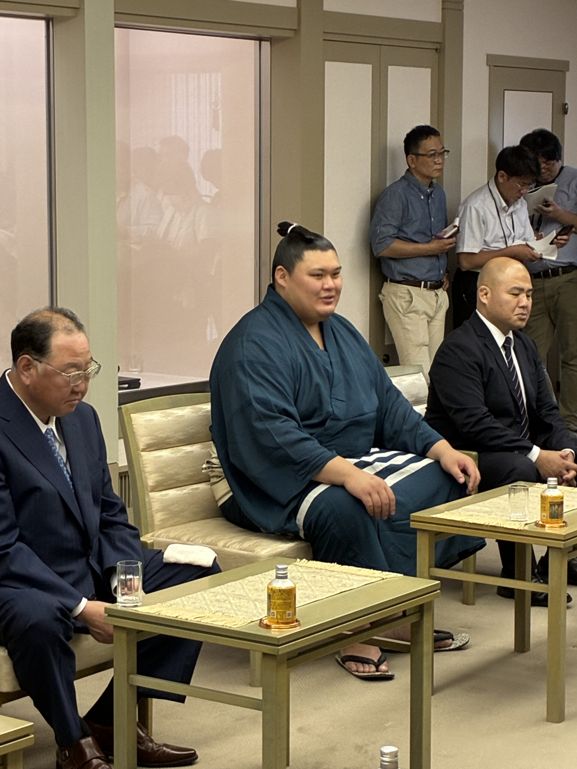 横綱大の里関が話している写真